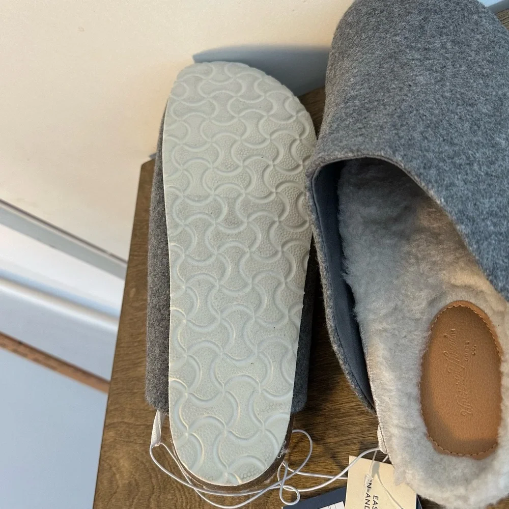 Universal‎ Thread Gray Slip-Ons with Soft Material and Easy Entry